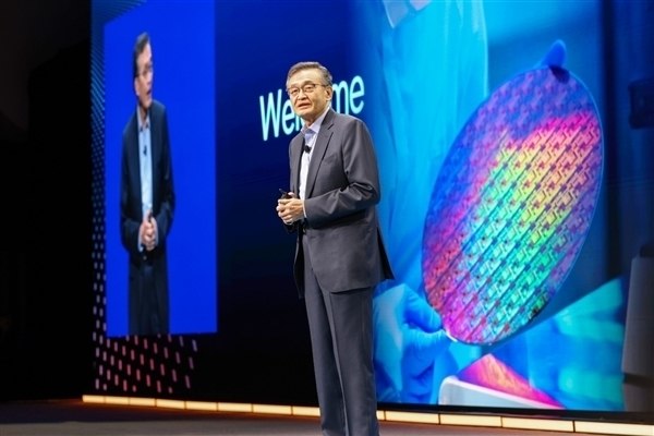 Intel独家芯片封装技术EMIB良率超90% Google、NV和Meta抢着用Intel最近股价连续大涨，昨晚一度又涨超6%，市值重新回到5000亿美元大关，一年时间暴涨4倍多