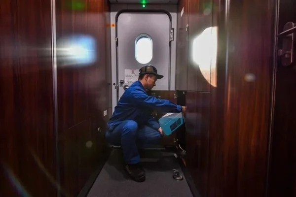 原来高铁也要加玻璃水 首尾两个车头都要加 一次6桶很多人不知道，和家用汽车一样，高铁动车组同样需要定期加注玻璃水，保障司机视野清晰，确保行车安全