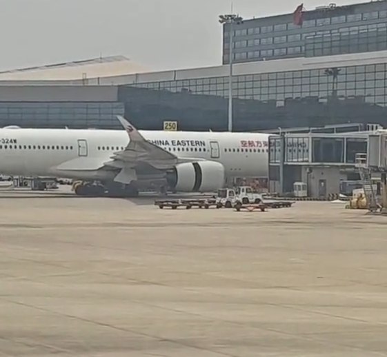 东航回应客机碰擦廊桥：发生机械故障 机上旅客安全5月2日下午消息，中国东方航空官方发文称，“今日公司一成都到上海的航班落地后，在缓速滑行靠近机位过程中，发生机械故障，机组立即按程序处置，最终飞机与廊桥发生局部碰擦