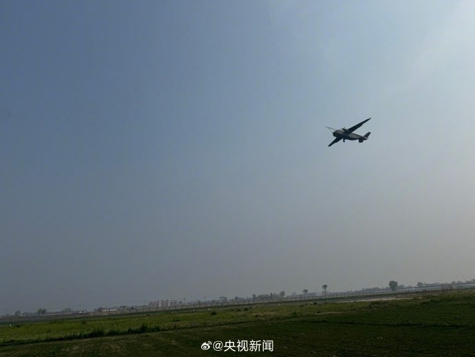 长鹰-8大型运输无人机成功首飞 一口气能从北京飞到新疆据央视新闻报道，今日，由中国兵器工业集团自主研发的长鹰-8大型运输无人机，在河南郑州成功首飞，成为全球迄今首飞成功的最大无人运输机