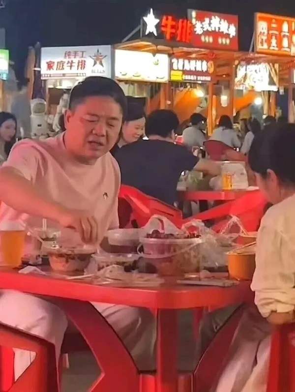 刘强东深夜现身福州路边摊 嗦螺蛳粉狂炫小龙虾5月9日消息，福州京东MALL 首店开业在即，近日，有网友在福州夜市偶遇京东创始人刘强东