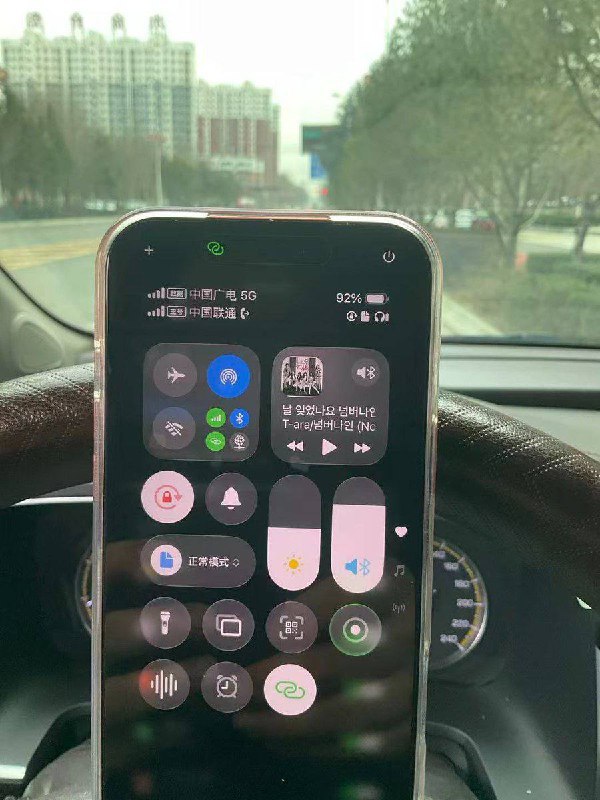 🖼 咸鱼无所不能啊咸鱼无所不能啊有人实测发现：给海外版 iPhone 写入中国运营商 eSIM 是可行的，但流程比较特殊——需要先把实体 SIM 卡邮寄给服务方，对方读取卡内数据后，通过具备 GSMA 认证的 SM-DP+ 服务器生成 eSIM 二维码，再发回给用户使用