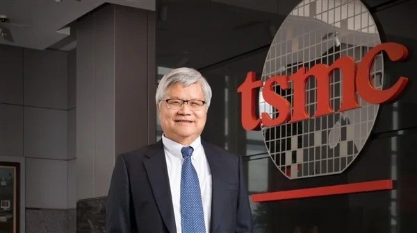 魏哲家辟谣：台积电已购入High-NA EUV光刻机 但没舍得用针对外界称台积电因保守不愿投资下一代光刻设备的传言，台积电董事长魏哲家近日在股东大会上亲自辟谣，表示有买High-NA EUV光刻机，且正努力研发，但基于成本考量，现阶段暂不投入量产