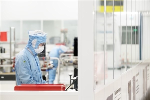 光刻机巨头ASML发财报：一季度净赚28亿欧元 全年预期上调至400亿ASML今日发布2026年第一季度财报，第一季度净销售额88亿欧元，毛利率53.0%，净利润28亿欧元，均符合预期