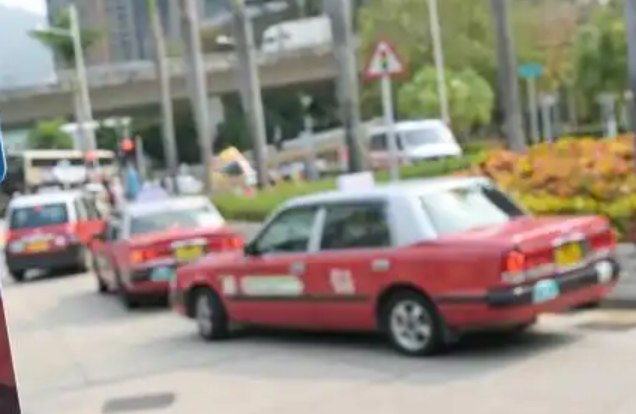 今起香港的士必须提供电子支付 违者将罚款或监禁今日起，香港的士迎来支付方式重大变革，全港出租车必须为乘客提供至少两种电子支付方式，彻底告别打车必须携带现金的不便
