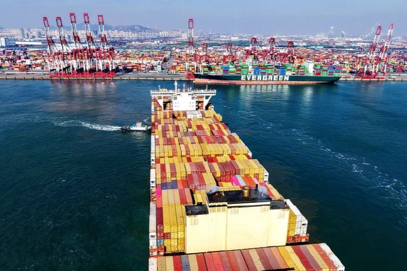 政府工作报告：推动外贸稳规模优结构 引导企业优化全球市场布局国务院总理李强指出，国际经贸环境急剧变化，单边主义、保护主义陡然升级，市场预期受到频繁扰动，对外贸易明显承压山东港口青岛港，一艘装载外贸集装箱的货轮驶离港口