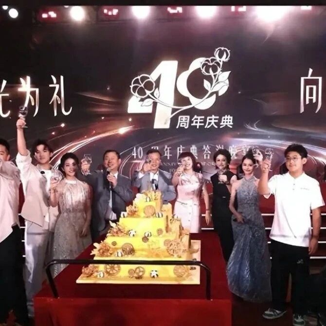 一张合影疑似拍出豪门大战：洁丽雅藏了多少秘密？via 凤凰网财经