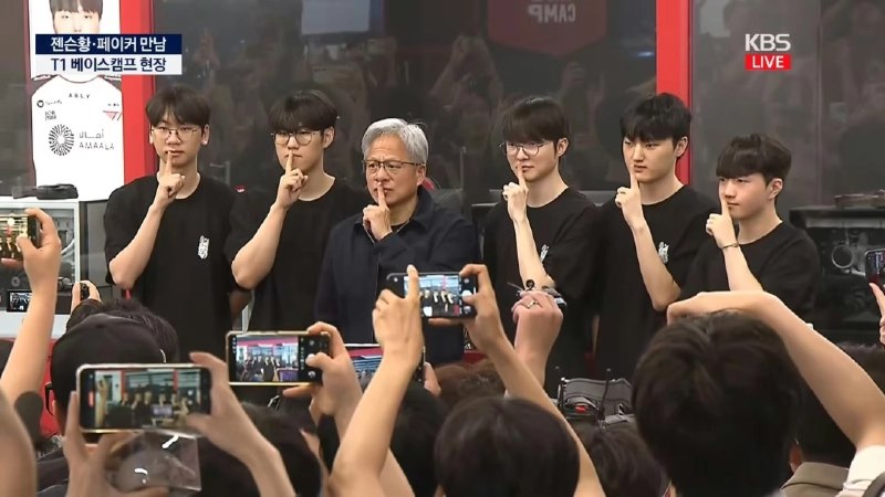 黄仁勋访韩首站会面Faker 称4070已是古董 送出双签5090在结束台北电脑展的行程后，英伟达创始人兼CEO黄仁勋于当地时间6月5日乘坐专机抵达韩国，随后展开紧凑的行程