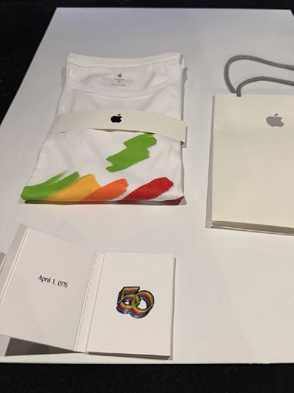 苹果50周年：向员工发放纪念礼品 计划在Apple Park举办收官演唱会在迎来公司成立 50 周年之际，苹果向全球员工发放特别纪念礼品，并宣布将在加州 Apple Park 园区为员工举办一场周年庆压轴演唱会