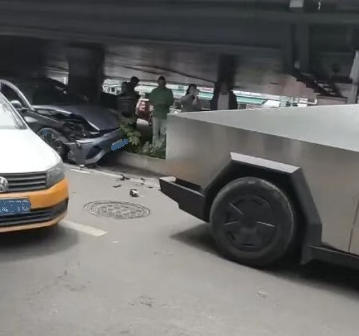 特斯拉Cybertruck国内首撞 真是一点车漆都没掉有网友发布视频显示，近日，四川绵阳，一辆特斯拉Cybertruck皮卡和一辆轿车发生碰撞事故