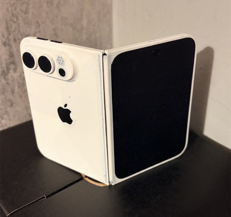 iPhone Fold最新模型出炉：音量键搬到顶部 果粉不得不重新适应有博主在社交平台上晒出了苹果首款折叠屏手机iPhone Fold的最新模型
