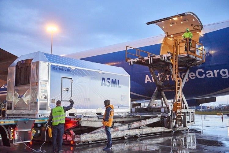 ASML股价因美国国会计划进一步限制对华出口而下跌4.7%美国国会议员上周提出一项可能进一步限制该公司对华销售的法案后，芯片设备制造商 ASML（阿斯麦）的股价在周二（首个交易日）出现下跌