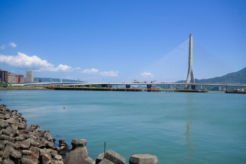 世界最长单塔不对称斜拉桥 - 台湾淡江大桥通车台湾本周为一项曾被施工团队形容为“几乎不可能完成”的大型基础设施项目举行通车仪式——全长约3000英尺（约914米）的淡江大桥正式启用，成为目前全球最长的单塔不对称斜拉桥