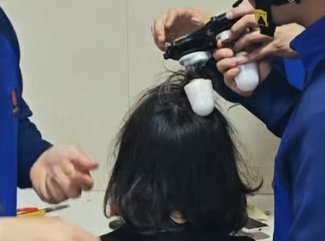 按摩枕咬住头发不放 女子紧急求助消防 无奈剪发才脱身杭州消防发文称，浙江杭州桐庐县一名女子在家用按摩枕放松时，不小心把头发卷进了滚轮里，怎么都弄不出来，只能顶着按摩枕跑到消防救援站求助