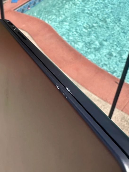 MacBook Pro摔下4米再滚25级台阶 仅轻微刮花Reddit用户No_Criticism_7596分享了一组照片，他的MacBook Pro从背包中飞出约13英尺（约3.9米），随后沿25级台阶滚落，落地后仅出现轻微刮花和磕碰