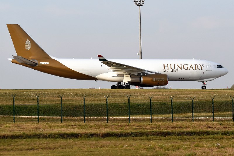 中通快递涂装的匈牙利航空第二架A330货机首次飞抵布达佩斯匈牙利航空第二架空客A330货机近日已飞抵布达佩斯李斯特·费伦茨国际机场，标志着这家航空公司在中匈航空货运布局上再进一步