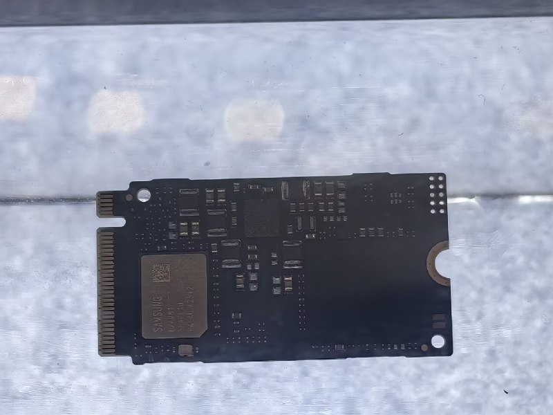 三星新一代QLC硬盘亮相 为个人AI计算打造今天三星展出了型号为BM9K1的新一代QLC固态硬盘，采用单面单颗封装设计
