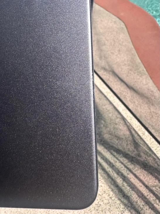 MacBook Pro摔下4米再滚25级台阶 仅轻微刮花Reddit用户No_Criticism_7596分享了一组照片，他的MacBook Pro从背包中飞出约13英尺（约3.9米），随后沿25级台阶滚落，落地后仅出现轻微刮花和磕碰