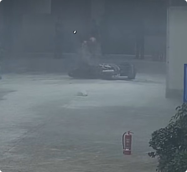 仅3分钟！外卖小哥送餐回来懵了：电动自行车已烧成空架福建莆田发生一起让人揪心的电动车起火事件，一名外卖小哥只是上楼送了个外卖，前后不过三分钟，停在楼下的电动车就突然自燃，等他回来时车子已经烧得只剩铁架