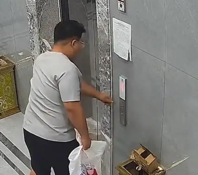 一个月加班19天 26岁设计师凌晨在公司猝死 因打游戏不被认定工伤2025年7月的一个深夜，26岁的冯宇浪给妻子小樊发去了最后一条微信：“晚安，老婆宝贝