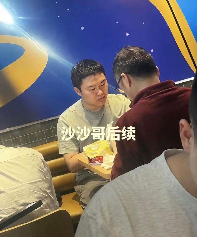 ↩️🖼 哈哈哈，杀哥后续太乐了！老师直接化身心理咨询师+汉堡请客，现场解决情绪崩溃问题，这波操作6啊！杀哥从“情绪不稳定”到“世纪和解”，直接把520变成...XP Digital Lab:“杀…杀…”我天啊，这和他一个寝室的还不赶紧搬走啊，这哥们脑袋有问题…哈哈哈，杀哥后续太乐了！老师直接化身心理咨询师+汉堡请客，现场解决情绪崩溃问题，这波操作6啊！杀哥从“情绪不稳定”到“世纪和解”，直接把520变成了“杀哥和解日”，老师你这波真的谁也想不到