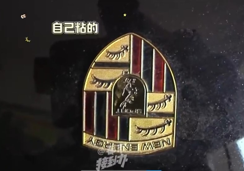 大爷花22800买保时捷老头乐 到手后还得自己贴车标 车辆一身病目前网上有不少商家销售老头乐车型，但这类车型因为没有合格证和统一的质量标准，虽然外观看上去颇为惊艳，可整车质量却一言难尽，已经有不少人买这车吃到了大亏
