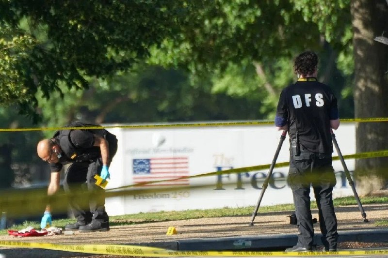 美国白宫附近发生枪击 持械可疑人员被特工开枪击中美国特勤局人员在白宫外围巡逻时发现一名可疑人员，此人向特工开枪，随后被特工开枪击中