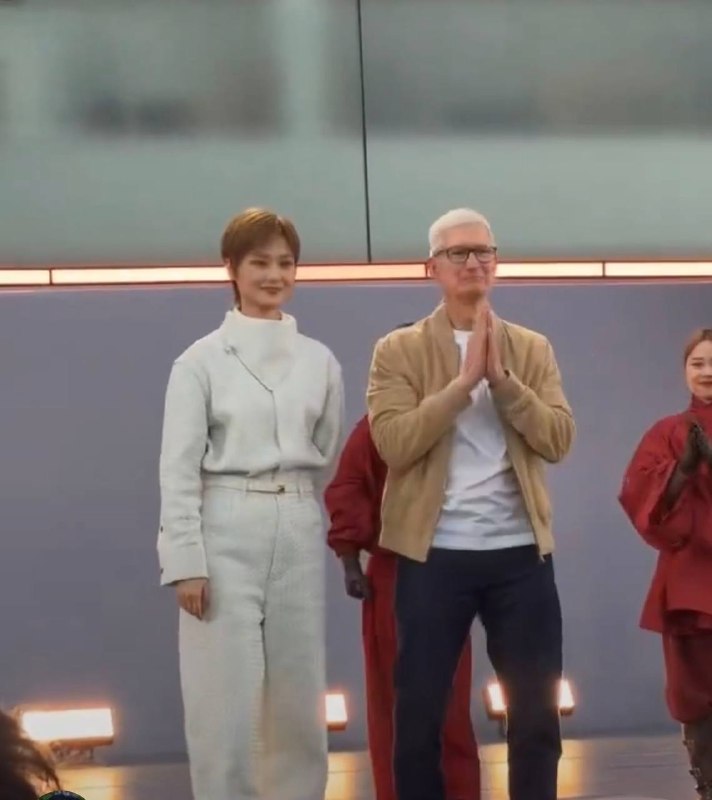 苹果CEO库克又来中国了，明星合影+1苹果CEO库克现身成都，参加苹果50周年全球庆典的亚太首站活动