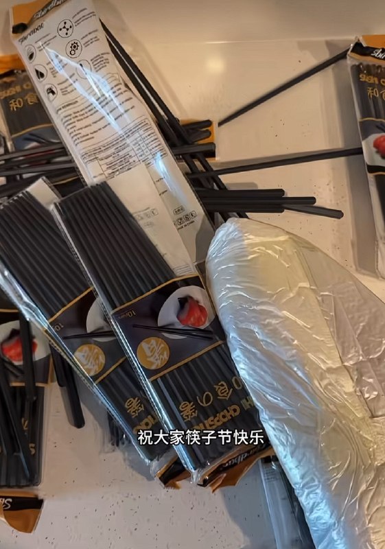 国外小哥花9美元买筷子后遇奇事：包裹源源不断、已收到7000多双近日，一位国外小哥的经历引发网友热议，他原本只是在亚马逊上花9美元买了一包黑色金属筷子，没想到这一买，竟开启了一场 “筷子噩梦”