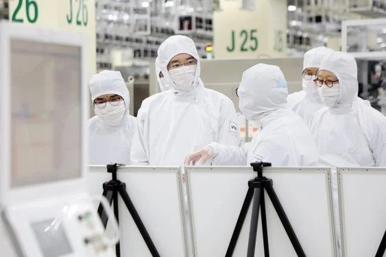 三星电子将在年内建成温阳新工厂 加速HBM封装双轨化三星电子正在推进封装双轨化战略，计划年内完成温阳新工厂建设，明年起正式引入设备