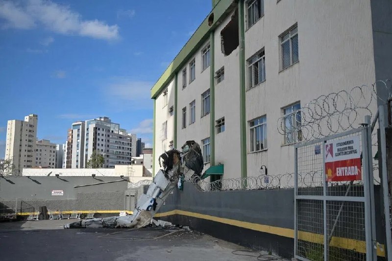 巴西小飞机撞居民楼 三死两伤巴西一架小型飞机撞上一栋居民楼，造成机上三人死亡，两人受伤