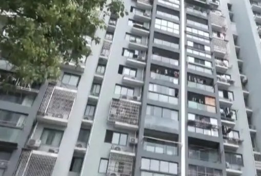 女子和男友吵架竟一气之下从18楼扔下2辆自行车 被判刑近日，江苏省南通市经济技术开发区人民法院对一起高空抛物案件作出一审判决