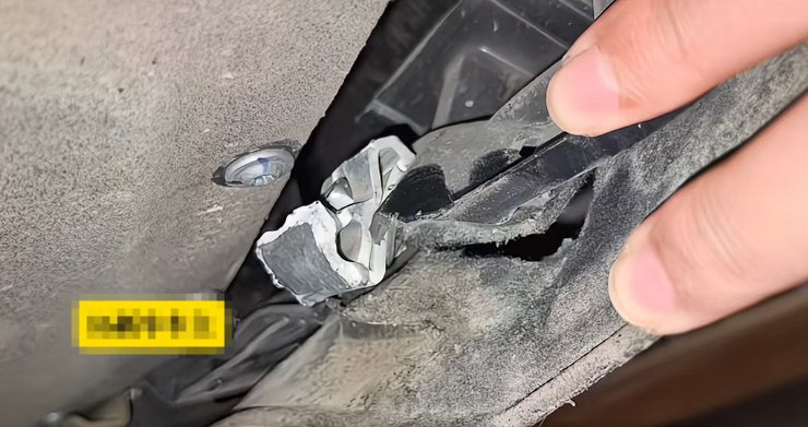 小卡扣断裂竟然要换整个电池包需掏13万 新能源车主崩溃了据博主“汽车人一零”近期爆料，有杭州一电动车车主驾驶刚提一个月的新车 ，在停车场碾压一块地砖时，翘起的地砖磕碰到车辆底盘，导致电池包外壳上一个与轮眉连接的塑料卡扣断裂