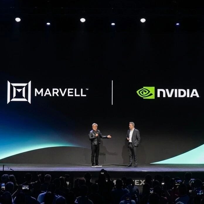 黄仁勋、Marvell CEO同台对谈：未来AI拼的不是算力是连接，“能用铜就用铜，必须用光才用光”！via 华尔街见闻