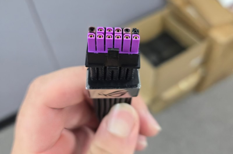 ↩️🖼 ASUS ROG Equalizer 电源线出现疑似烧毁案例科技圈🎗在花频道📮:华硕 RTX 5090 BTF 接口极限测试：超 1900W 仍低温 华硕中国区总经理 Tony Yu 近日展示了 ROG Astral GeForce RTX 5090 BTF 2.5 显卡独有的 GC-HPWR 电源接口的强大性能