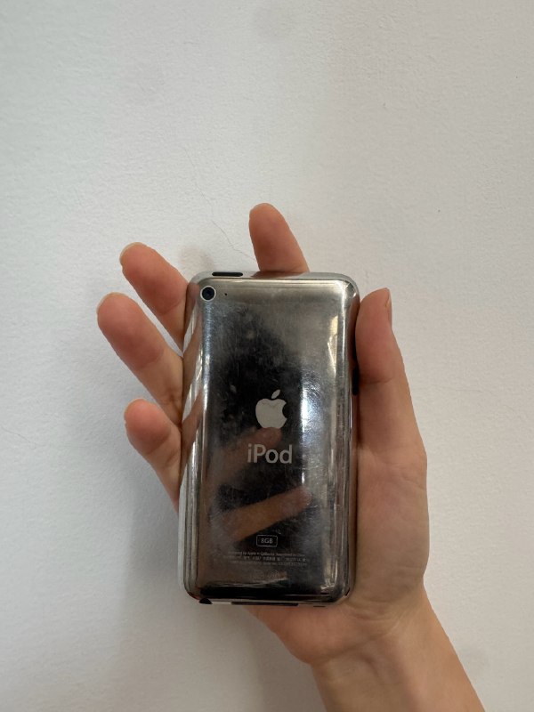 微信员工晒开发第一个版本的测试机：经典神机iPod touch 4微信员工“客村小蒋”晒出了当年微信开发第一个版本用的测试机——iPod touch 4