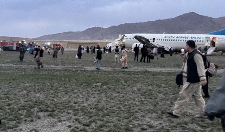 一波音737降落时冲出跑道 飞机陷入泥地严重受损据“The Aviation Herald”报道，3月25日，阿富汗阿里亚纳航空一架波音737-400客机，在喀布尔国际机场降落时发生偏出跑道事故