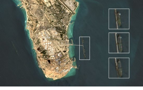 卫星图像显示伊朗炼油厂发生火灾及原油泄漏近期哨兵二号卫星图像捕捉到，伊朗两座炼油厂在各自多座原油储罐受损数日后，仍有明火持续燃烧