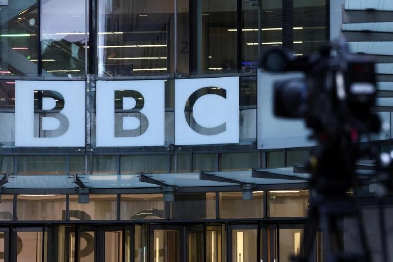 消息：BBC将裁2000人 涵盖核心新闻部门消息称，英国广播公司（BBC）将在核心新闻部门裁减数百个工作岗位，这是缩减计划的第一阶段