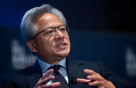 黄仁勋评华为“韬定律”：是突破而非威胁 台积电同类技术已用十年5月28日，英伟达CEO黄仁勋在台北“万亿美元晚宴”后接受媒体采访，就AI行业竞争及云服务商自研芯片等热点话题发表了看法