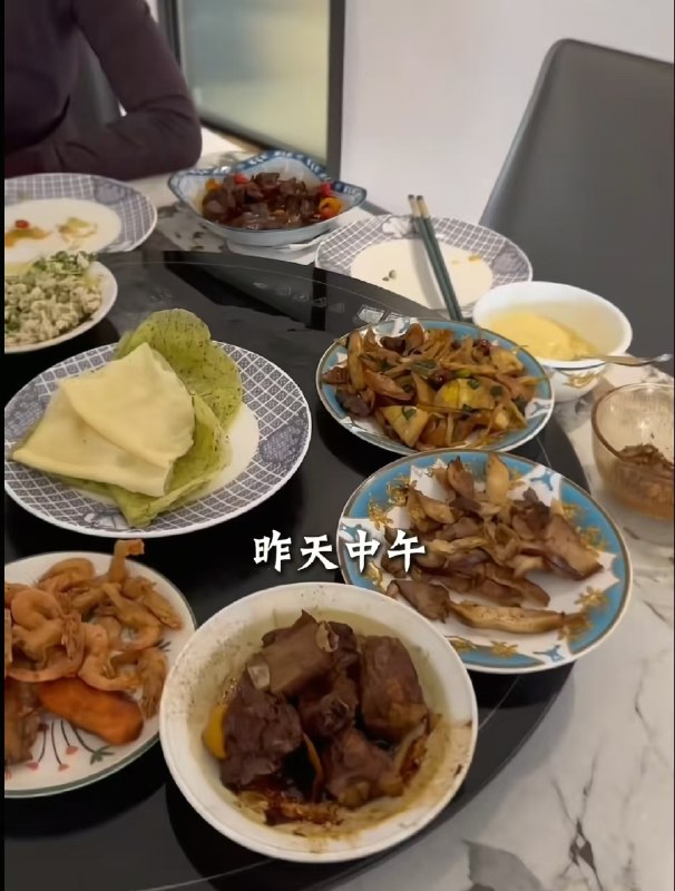 李国庆晒生活日常：夫妇两人常吃剩菜 行程不超4小时都坐经济舱近日，李国庆夫妇两人从柬埔寨旅行回来，两人的一段对话引发网友热议