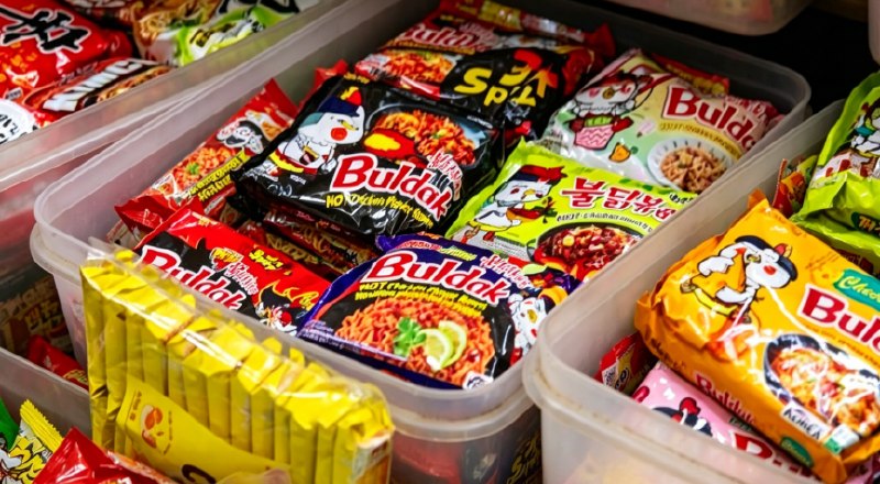 包装袋断供 韩国泡面面临“裸奔”中东地缘政治冲突持续紧绷，韩国食品与零售行业正陷入一场包装材料供应危机