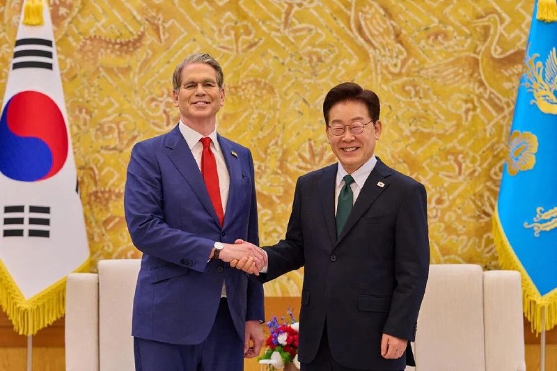 美中首脑会谈前夕 两国经济首长同步访韩在美中首脑会谈前夕，韩国总统李在明星期三（5月13日）接连会见到访首尔的中国国务院副总理何立峰与美国财政部长贝森特