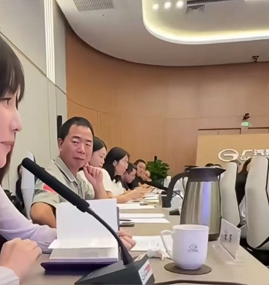 广汽股东大会股民发言：把身家性命都压在广汽上 持仓一个多亿套了30%多 真的非常伤心广汽集团近日举行2025年度股东大会，一位股民在股东大会上的发言引发关注