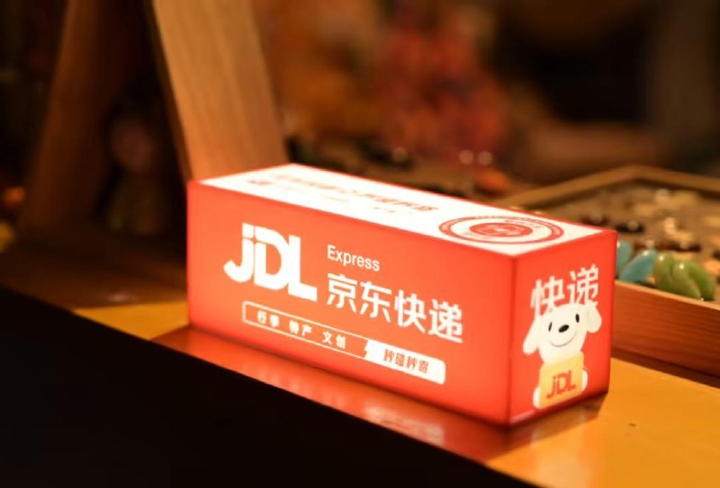 京东快递“小红箱”全国上线，手机NFC碰一下就能寄京东现在在全国景区、酒店、机场这些地方都摆上了“小红箱”，手机开个 NFC 一碰，就能直接下单把行李和特产寄走，不用自己填地址、排队寄件