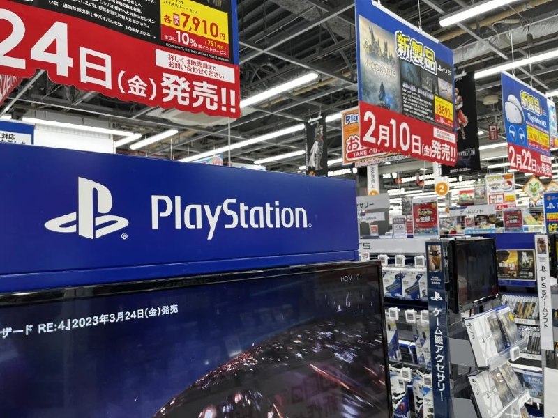 4月初美国PS5销量来到年度最高 在涨价前争相抢购据媒体报道，本月初PS5主机在美国的硬件销量达到了年度最高水平，这是因为美国玩家都想在4月2日涨价之前入手PS5