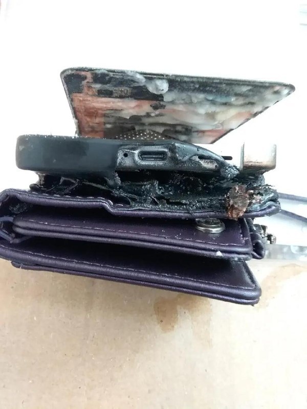 三星 Galaxy S25 FE 被曝夜间床边充电时起火爆炸加拿大网友称手机放床垫上充电（事发时使用第三方 20W 充电器），还套着厚钱包壳、里面有硬币，结果先被爆裂声惊醒，头发被烧焦、颈部轻微烧伤，卧室也被浓烟熏黑